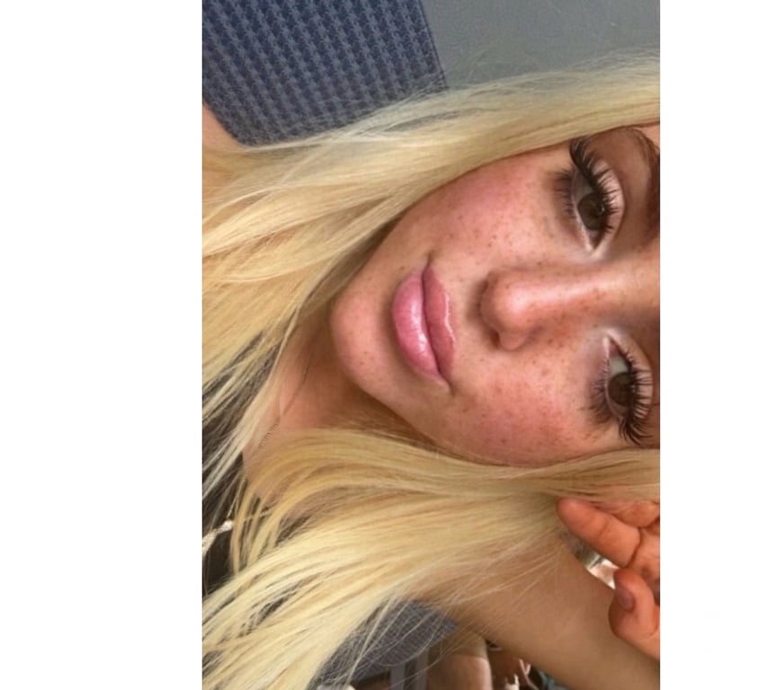 Escorts South Yorkshire Sheffield - Photos for Incall + Outcall. Deals only if you text on whatsapp🩷