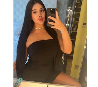 English Escorts Hounslow Central Station Hounslow - Photos for Bella NEW IN TOWN🥰 PETITE PARTY GIRL