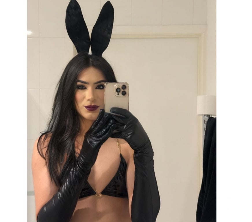 Trans Escorts West London Hillingdon - Photos for Feminine Juicy Smooth Model TRANS With Hard TOY