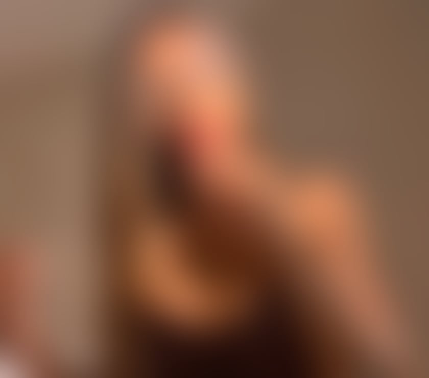 REBECCA NEW IN TOWN BLONDE PARTY