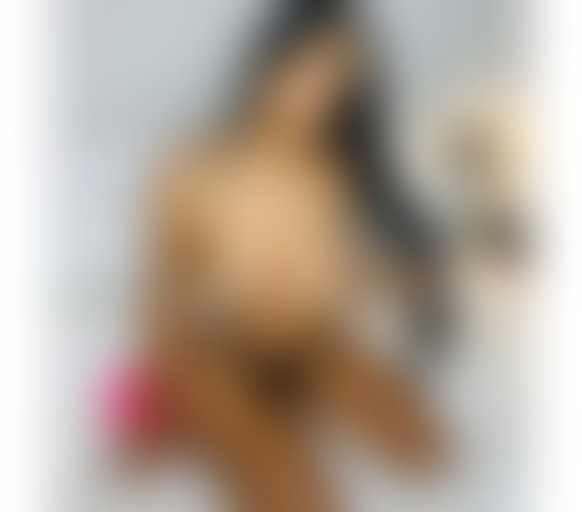 HELLO, I'm Laura, NEW IN TOWN, THE BEST SERVICES FOR YOU