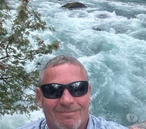 Man looking for ladies and couples