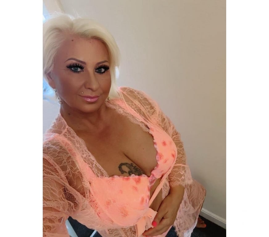 Escorts East London Goodmayes Station - East London - Photos for Hot Amanda Milf Big natural boob's gfe French kiss