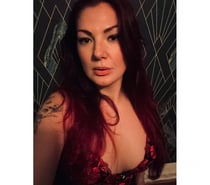 English Ruby Siren, Temptress Extortionate, New girl in town