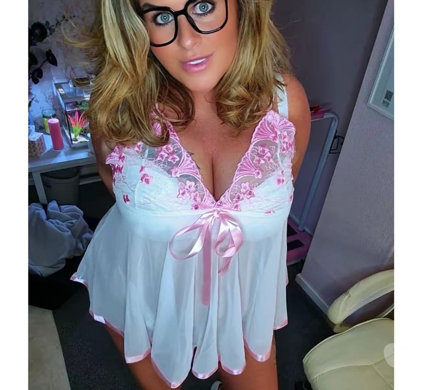 Escorts Essex Basildon - Photos for Dress Me Up Curvy Milf