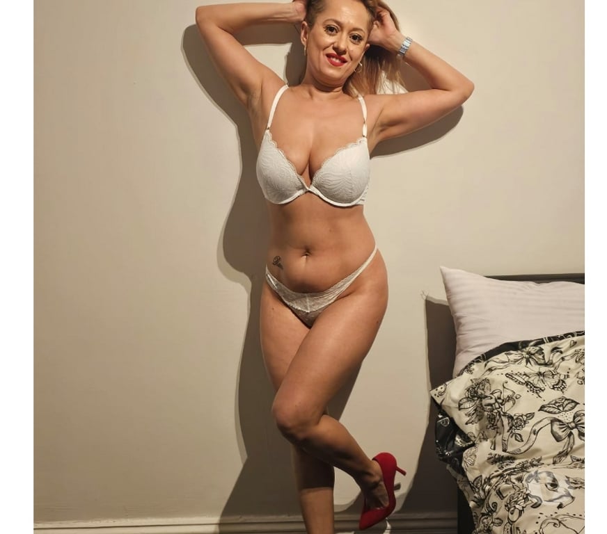 Escorts Leicestershire Leicester - Photos for Mature Women 45 yers old. Outcall & incall.