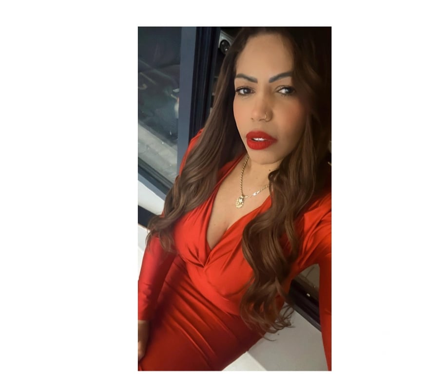 Escorts Hertfordshire Watford - Photos for Luna, a brunette with soft, fragrant skin