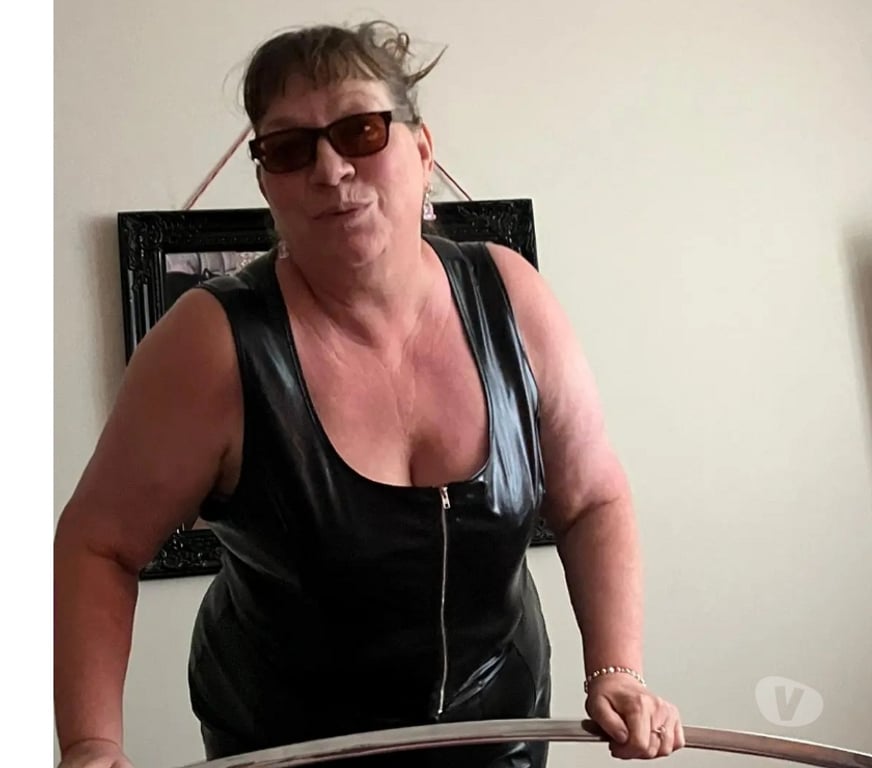 Adult Entertainment West Midlands Birmingham - Photos for SEDUCTIVE and ADDICTIVE MILF BRUNETTE