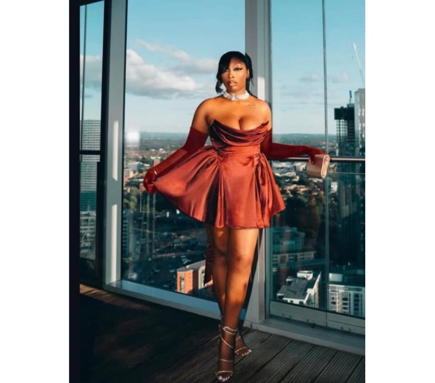 Escorts Greater Manchester Manchester - Photos for Pweeety Stallion QUEENIE can you Climb this Tree?