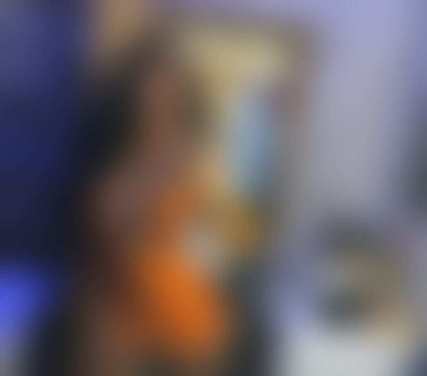 Hi boy's I’m Ely call me for good service party