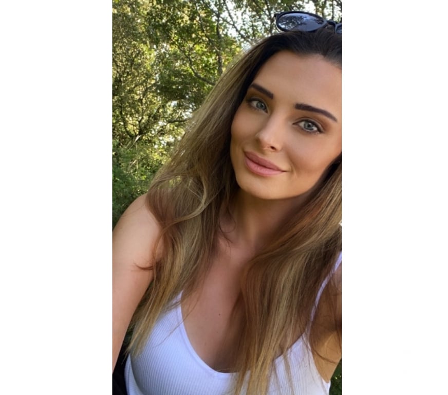 Adult Entertainment Devon Plymouth - Photos for Tall slim but curvy brunette. Loves to dress up!