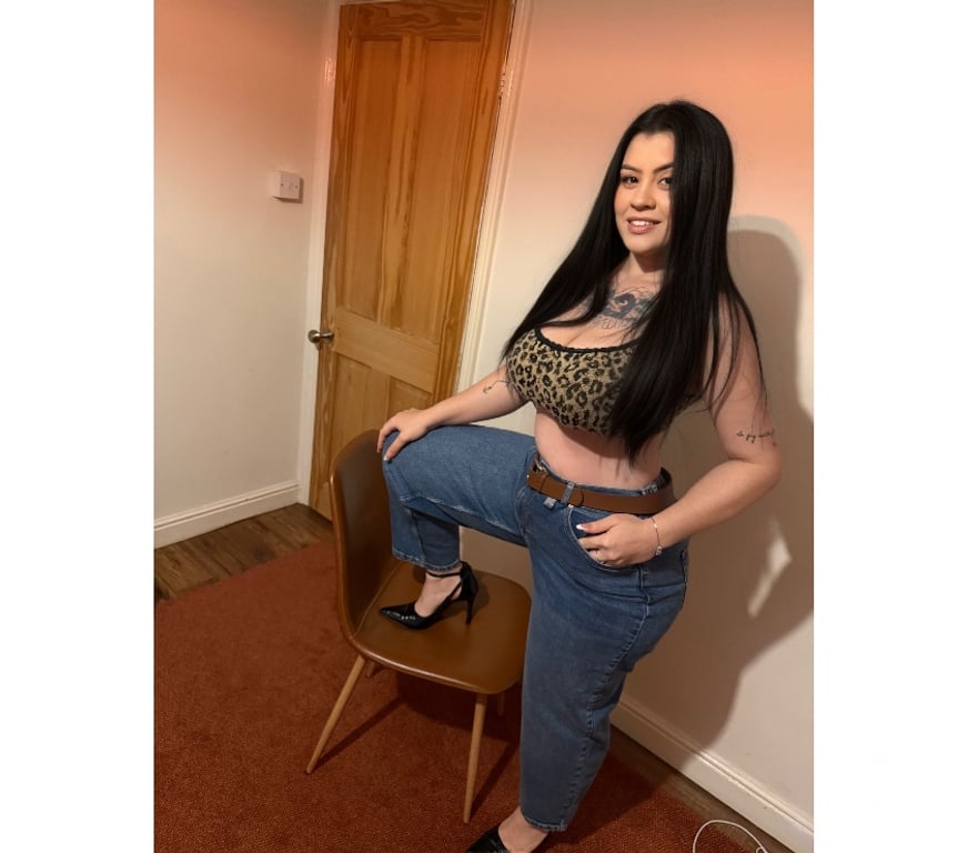 Escorts West Sussex Worthing - Photos for Luanna, a Brazilian woman with a big butt and ample breasts.