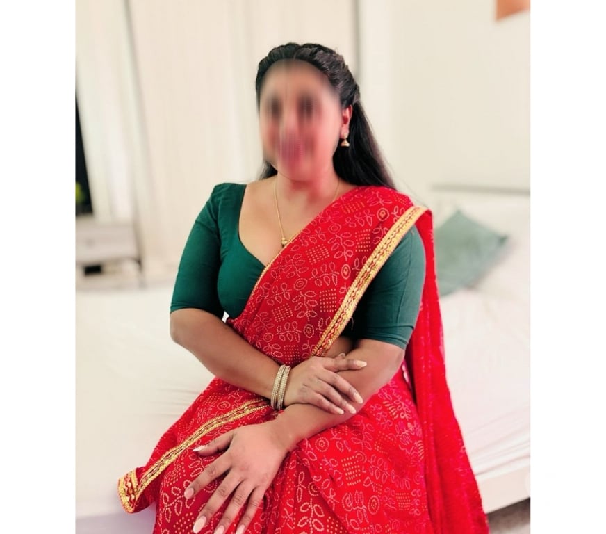 Escorts West London Hounslow - Photos for ELAKKIYA chubby south Indian🇮🇳 tamil girl in Hounslow
