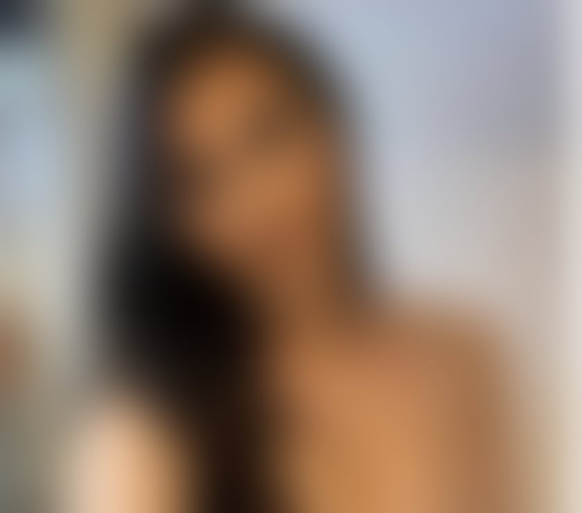 Rianna sexy curvy LATINA