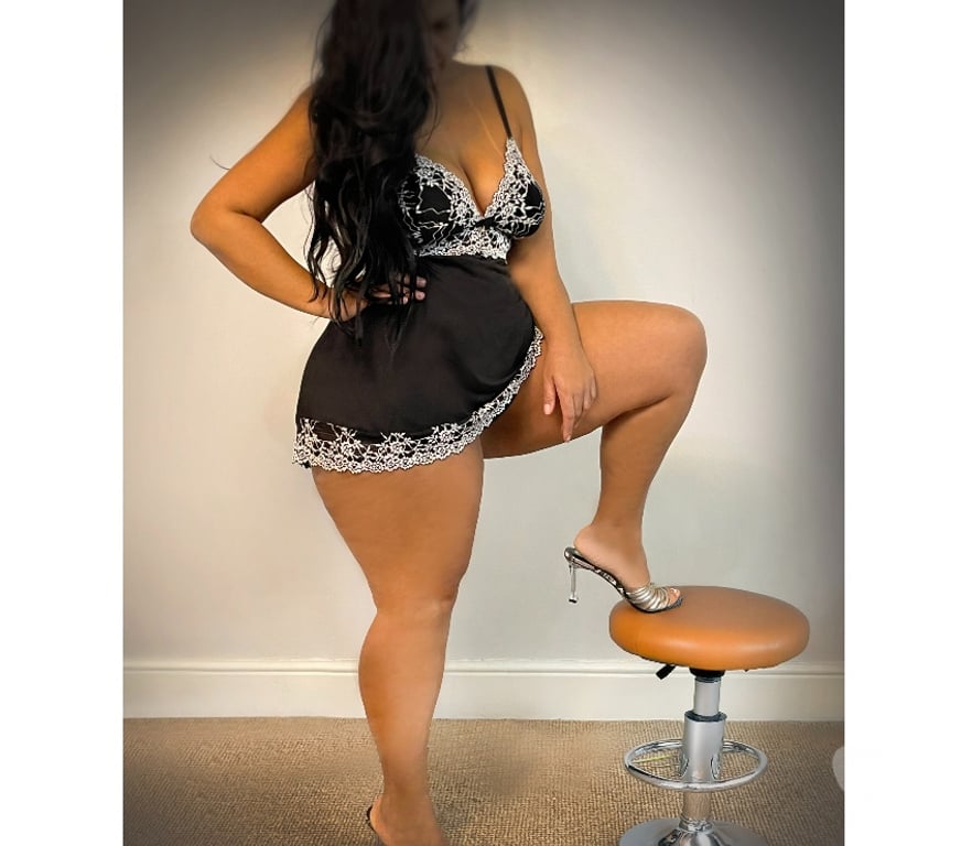 Escorts South West London Colliers Wood Station - South West London - Photos for thick brazilian Girl Big Butt Big boobs