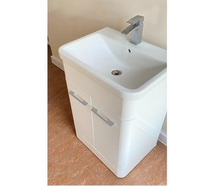 Second hand furniture Bow Road Station East London - Photos for Bathroom Vanity with Sink & Taps 600mm