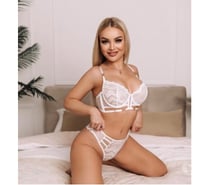 BLONDE BEAUTY-PARTY WOMAN