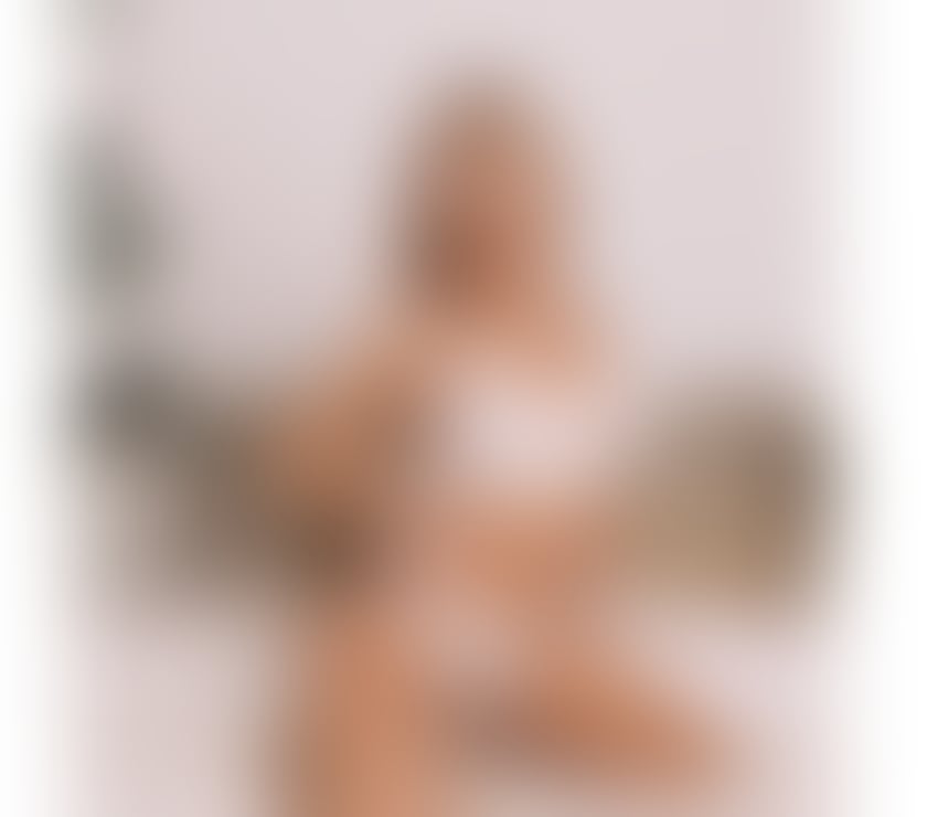 BLONDE BEAUTY-PARTY WOMAN