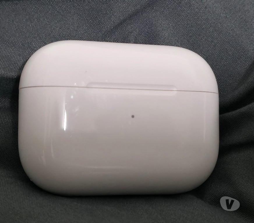 Mobile Phones Essex Chelmsford - Photos for iPhone 15 pro with Airpods pro 2 and accessiories