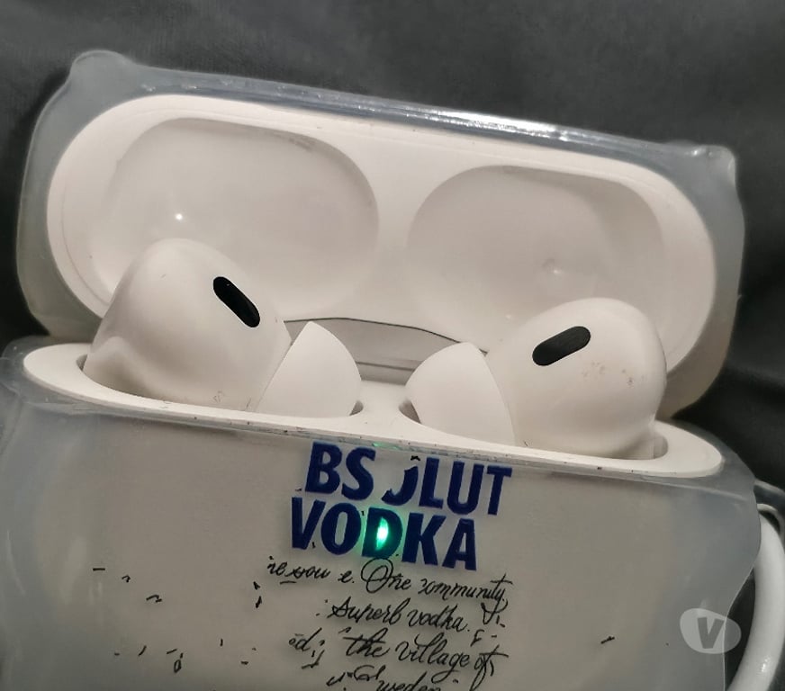 Mobile Phones Essex Chelmsford - Photos for iPhone 15 pro with Airpods pro 2 and accessiories