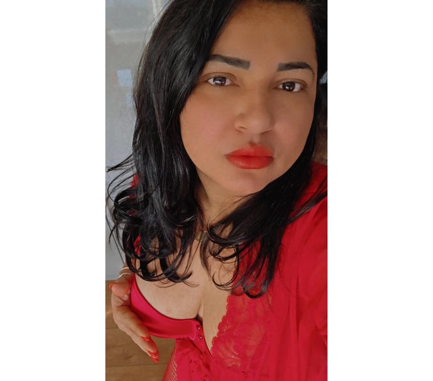 Escorts Surrey Woking - Photos for Julie GFE Brazilian girl 👧