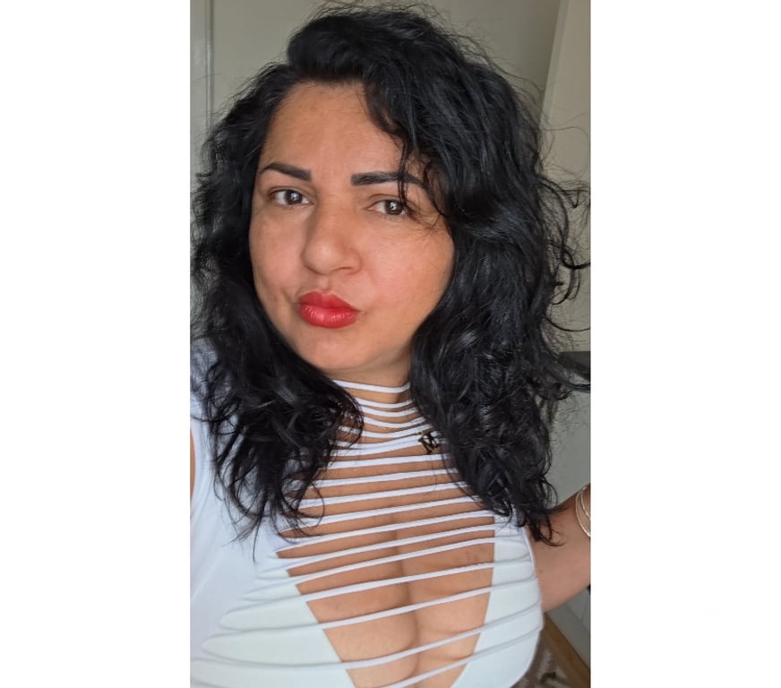 Escorts Surrey Woking - Photos for Julie GFE Brazilian girl 👧