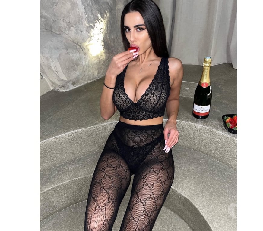 Escorts South West London Richmond upon Thames - Photos for ✨ Elegance, Luxury & Irresistible Energy ✨ OUTCALL