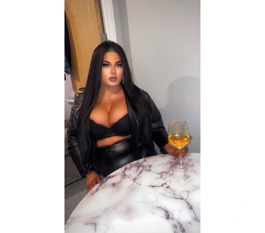 Trans Escorts Ealing Perivale - Ealing - Photos for 7inch curvy Irish Ts in Perivale Ealing