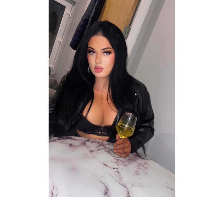 Trans Escorts Ealing Perivale - Ealing - Photos for 7inch curvy Irish trans girl in Perivale