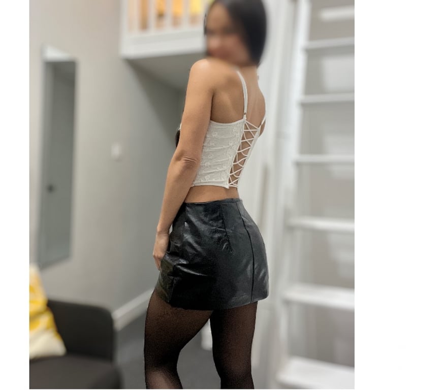 Escorts Central London Soho - Central London - Photos for natural brunette, slim with curves