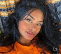 Brunette with a big butt 🍑🔥