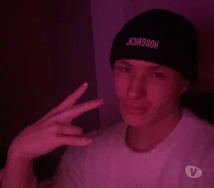 Escorts East London Havering - Photos for Bored seb looking for fun🤪