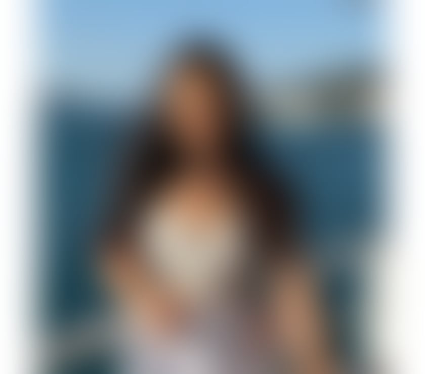 Lori – Natural Charm & Soft Seduction