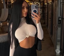 ELEGANT BRUNETTE WITH SOFT TOUCH 🖤