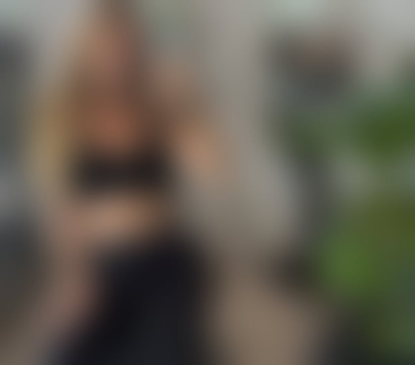 Vicky, a hot Brazilian woman in the city 🔥🇧🇷🔥