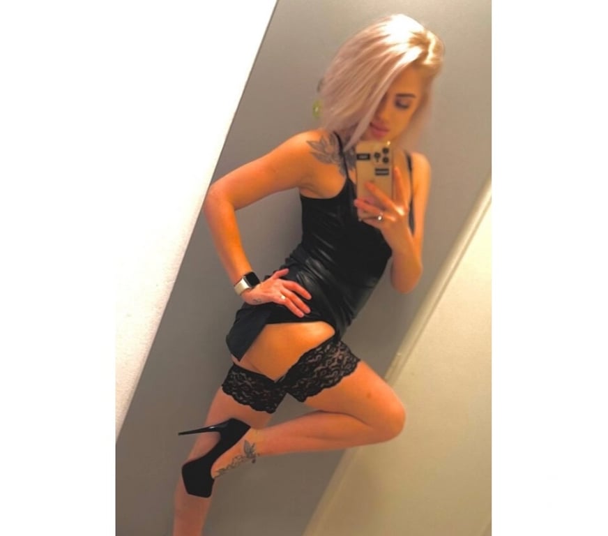 Escorts Hertfordshire North Hertfordshire - Photos for BLONDE BOMBSHELL-PARTY WOMAN