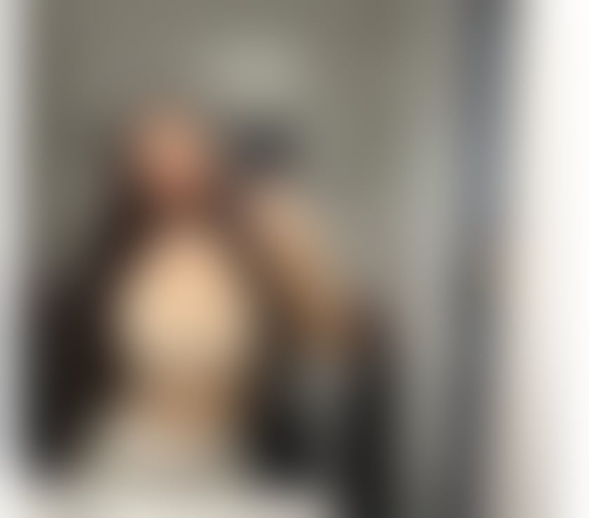 DELIGHFULL BRUNETTE-PARTY WOMAN