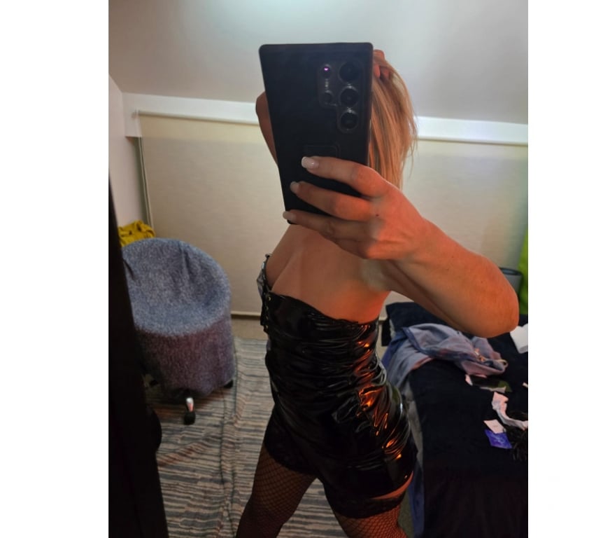 Escorts Hampshire Rushmoor - Photos for Massage and Strap-on