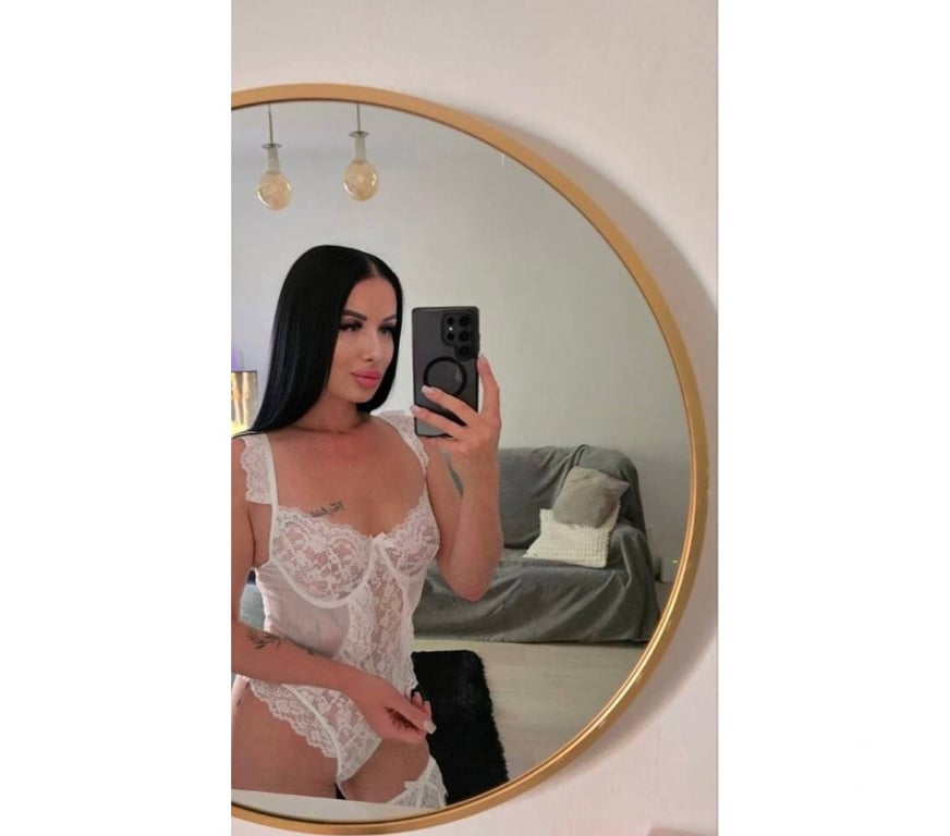 Escorts Surrey Runnymede - Photos for NAUGHTY BRUNETTE-PARTY WOMAN