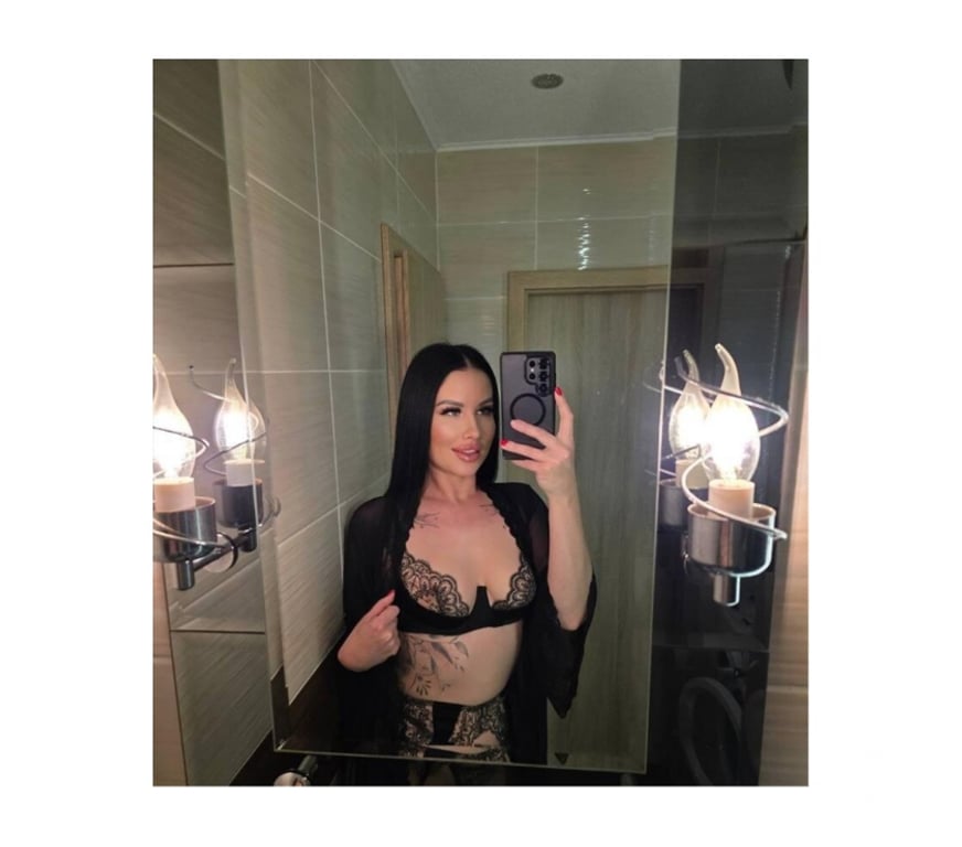 Escorts Surrey Runnymede - Photos for NAUGHTY BRUNETTE-PARTY WOMAN