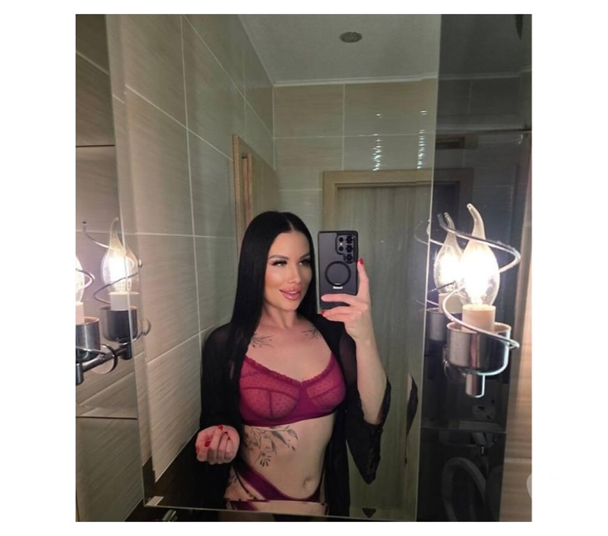 Escorts Surrey Runnymede - Photos for NAUGHTY BRUNETTE-PARTY WOMAN