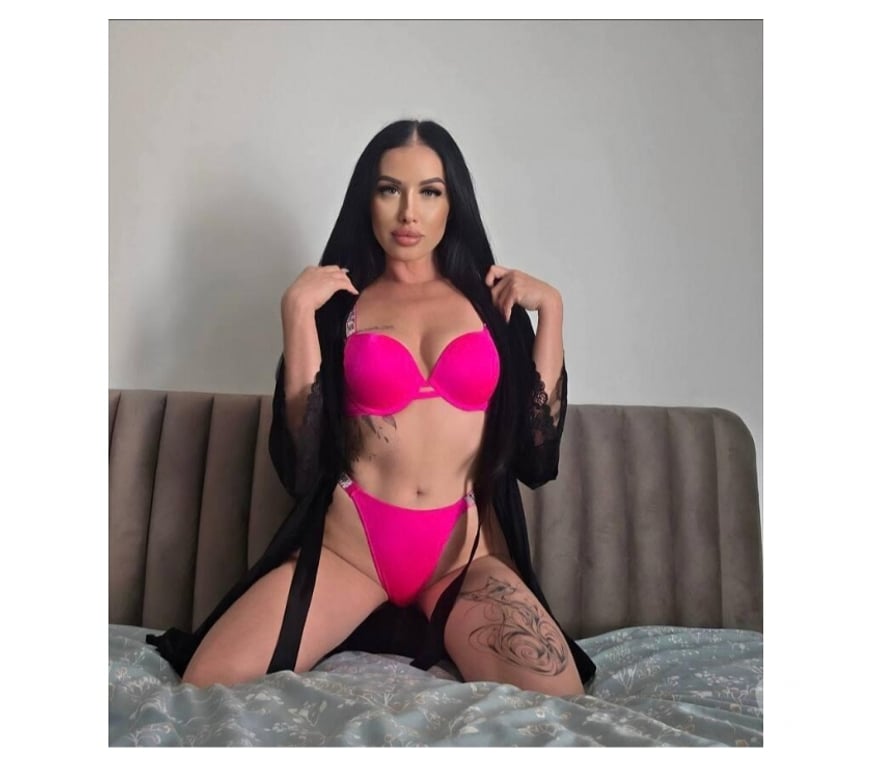 Escorts Surrey Runnymede - Photos for NAUGHTY BRUNETTE-PARTY WOMAN