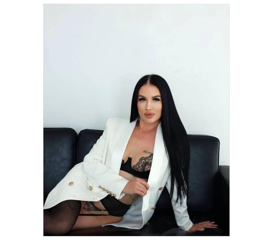 Escorts Surrey Runnymede - Photos for NAUGHTY BRUNETTE-PARTY WOMAN