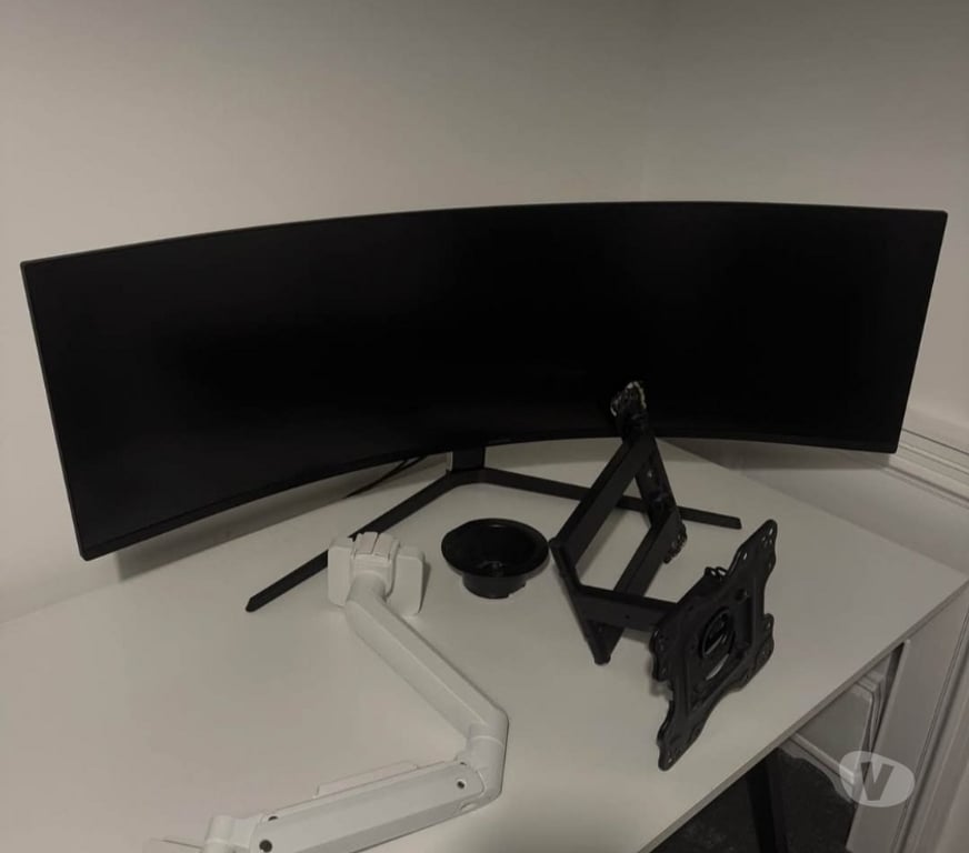 refurbished laptops West Midlands Birmingham - Photos for Samsung Odyssey Neo G9 QLED curved monitor 49