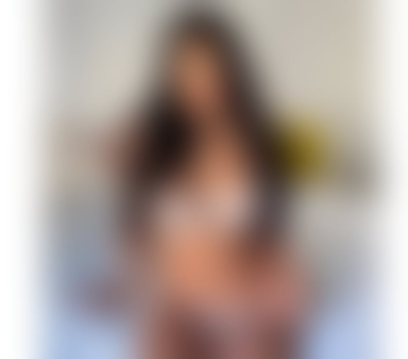 Lola hot brunette 🔥 new castle – new in town