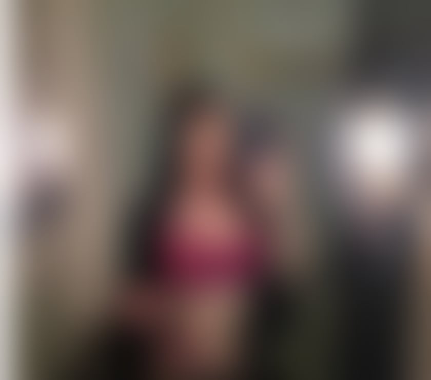 NAUGHTY BRUNETTE-PARTY WOMAN