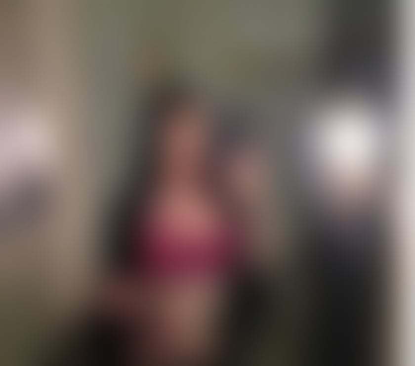 NAUGHTY BRUNETTE-PARTY WOMAN