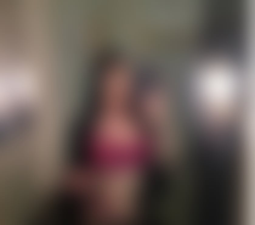 NAUGHTY BRUNETTE-PARTY WOMAN