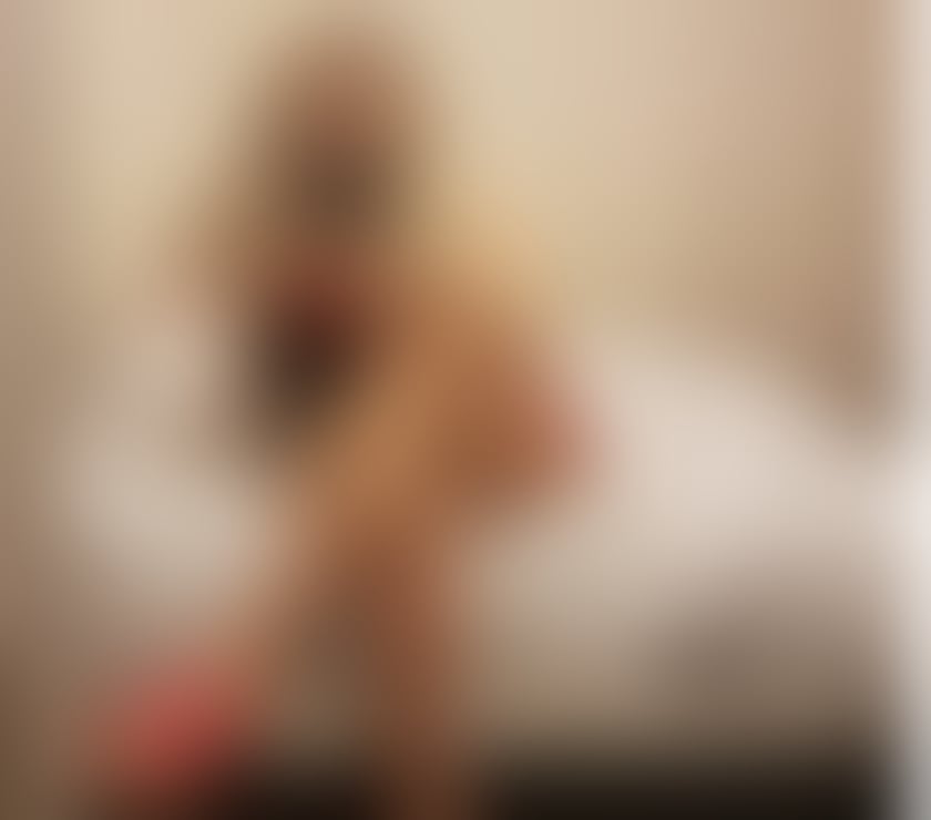 Blonde Gabriella curvy model best party choice 🥳