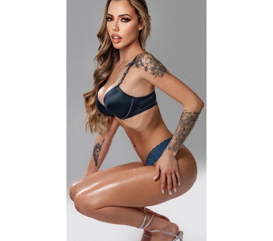 Escorts North West London Colindale Station - North West London - Photos for Scarlet ⚜️ High Class ⚜️